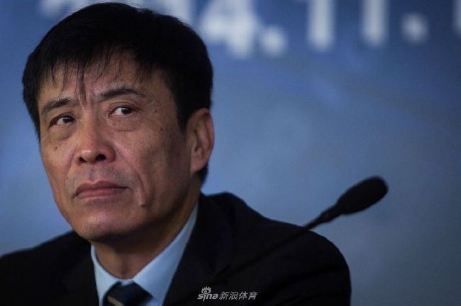 扒开美女下面进去
